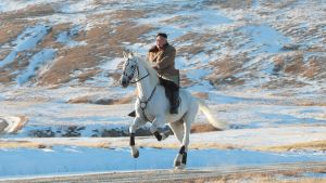 Kim red nyligen upp för det heliga berget Paektu-san i norra Nordkorea, vilket ansågs förebåda ett viktigt beslut. Kim Jong-un rider på en häst som rusar fram över ett snöbeklätt landskap.