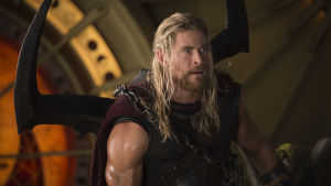Thor: Ragnarök, pääosassa näyttelijä Chris Hemsworth. Thor: Ragnarök elokuvan pressikuva, kuvassa näyttelijä Chris Hemsworth