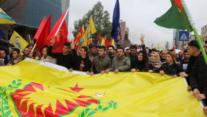 Syrierna ville ha demokrati, inte extremism eller diktatur. De fick krig. Kurdiska flyktingar från Syrien demonstrerar för Folkets försvarsenheter YPG, det Demokratiska unionspartiets väpnade gren