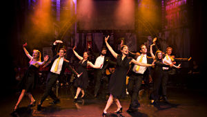 Mira Ormala på scen, längst till vänster, i musikalen You won't Succeed on Broadway på St James Theatre i London. Mira Ormala på scen i musikalen You won't Succeed on Broadway.