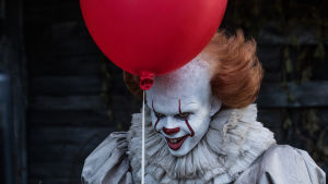 Kom hit lilla vän. Clownen i It har fått många att drömma mardrömmar. Se elokuvan promokuva