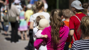 Lovisa behöver nya invånare, särskilt barnfamiljer. Arkivbild. lapsia jonossa leikkipuistoruokailussa