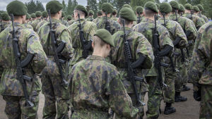 Försvarsmakten har tydliga direktiv för hur man ska bete sig. Beväringar i paradformation.