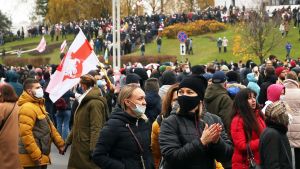 Oppositionsanhängare har strömmat ut på gatorna i Belarus huvudstad för ytterligare en söndag av massprotester mot president Lukasjenko. Oppositionsanhängare i Minsk.