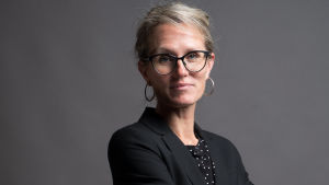 Matilda von Weissenberg på Esbo stadsteater är besviken på regeringens exitplan. En mörkhårig kvinna med glasögon.