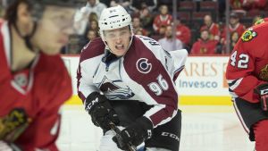 Mikko Rantanen slog igenom på allvar under NHL-säsongen 2017-18. Vitklädda finska hockeyspelaren Mikko Rantanen i full fart under match.