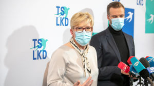 Kristdemokratiska Fosterlandsförbundets ledare Ingrida Šimonytė och Gabrielius Landsbergis väntar på besked om valsegern. Kristdemokratiska Fosterlandsförbundets ledare Ingrida Šimonytė och Gabrielius Landsbergis väntar på besked om valsegern.