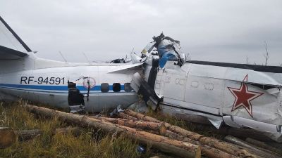 Vraket av ett kraschat flygplan. Planet av typen L-410 kraschade nära staden Menzelinsk i Tatarstan.