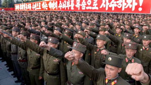 Den koreanska folkarmén är den fjärde största i världen med över 1,2 miljoner soldater Delar av den koreanska folkarmén höjer en kuten näve under militärparad.