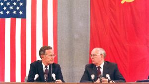 USA:S president George Bush (t.v.) och Sovjetunionens president Michail Gorbatjov i Moskva den 31 juli 1991 under ett toppmöte som handlade om nedrustning. George Bush den äldre (t.v.) och Michail Gorbatjov i Moskva den 31 juli 1991 under ett toppmöte som handlade om nedrustning.