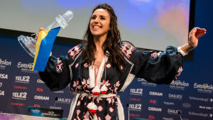Fjolårsvinnaren Jamala bedyrade efter segern att Ukraina skulle ordna alla tiders Eurovision våren 2017. Jamala på presskonferens efter att hon vunnit Eurovisionen 2016.