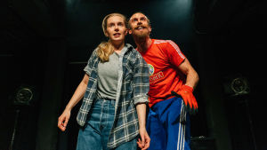 En teaterpraktikant och en teatervålnad. På bilden Anna-Sofia Tuominen och Miro Lopperi. Foto från Donkey Hot på Puoli-Q.