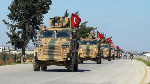 Turkiska armén har skickat allt fler soldater och vapen till Idlib. Om Turkiet direkt deltar i striderna kan det igen rucka på balansen i kriget och betyda konfrontation med Ryssland. En turkisk militärkonvoj i Syrien på väg mot provinsen Idlib