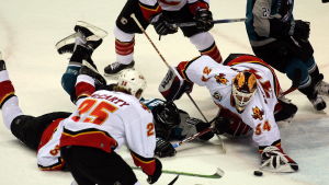 Kiprusoff blev första finländaren att vinna Vezina Trophy. Miikka Kiprusoff räddar pucken