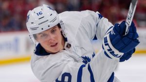 Torontos Mitch Marner tycker att han är värd lika mycket som lagkamraten Auston Matthews med 11,6 miljoner i snittlön. Torontos Mitch Marner tycker att han är värd lika mycket som Auston Matthews med 11,6 miljoner i snittlön.