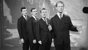 Four Cats -yhtye tv-studiossa Iskelmäkaruselli-ohjelmassa 1962