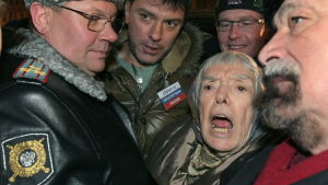 Ljudmila Aleksejeva protesterar i Moskva på nyårsafton 2010. Året innan greps hon under motsvarande protester. Ljudmila Aleksejeva protesterar i Moskva på nyårsafton 2010.