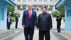 Donald Trump och Kim Jong-Un Donald Trump och Kim Jong-Un norr om gränsen mellan Nord- och Sydkorea 30.6.2019