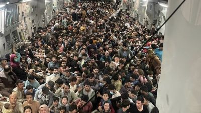 USA:s flygvapen evakuerar 640 afghaner i ett Reach 871-C-17 Globemaster från Kabul till Qatar 15.8.2021