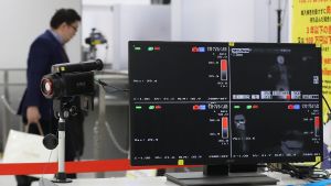 Också på flygplatsen i Narita, i Japan, används värmekameror för att mäta temperaturen hos passagerarna och upptäcka eventuella fall av det nya viruset. En kontrollstation med en värmekamera och fyra skärmar som visar information.