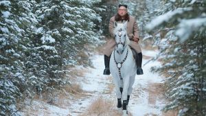 Ritten ses som symbolisk Kim Jong-un rider på en vit häst genom genom en snöig skog.