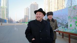 Missiltesten har blivit betydligt fler då Kim Jong-un tog över makten efter sin far. Nordkoreas Kim Jong-Un inspekterar ett nytt bostadsområde i Pyongyang i januari 2017.