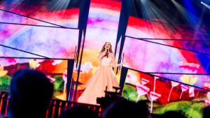 Österrikes Zoë på Eurovisionsscenen.