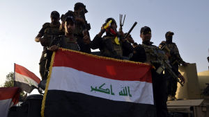 Irakiska elitsoldater som utkämpade de hårdaste striderna om Mosul firade fritagningen av staden i somras. Nu har terrorgruppen IS sista fästen i landet förstörts, uppger premiärminister Haider al-Abadi. Irakiska elitsoldater firar fritagningen av Mosul och håller upp den irakiska flaggan på ett lastbilsflak.