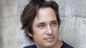 Trent Daltons debutroman Pojke slukar universum är delvis självbiografisk. profilbild av den australiensiska författaren Trent Dalton