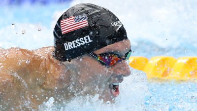 Caeleb Dressel simmar så att vattnet skvätter. Han är iklädd en svart simmössa.