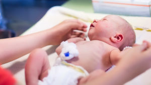 En blöja och en klämma som stoppar blodflödet från naveln - det första en nyfödd utrustas med. En nyfödd baby.