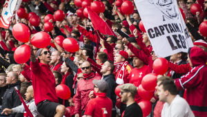 Också HIFK:s fans får hållas i sina säten framöver. HIFK-fans, HJK-HIFK, juli 2015.