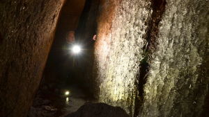 Nuuksion Vähä Haukkalammen luolan seinämillä oli todella kauniita muodostumia ja jäiden takana valuvat vedet saivat koko luolan ”laulamaan” – tunnelma oli maaginen. Vähä Haukkalammen luolat, Vihti