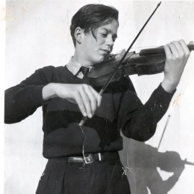 Nuori poika soittaa viulua 