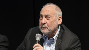 Coronakrisen blottar den ekonomiska ojämlikheten i New York och USA, anser nobelekonomen Joseph Stiglitz. Ekonomisti Joseph Stiglitz esiintymässä Lyonissa Ranskassa 6.11.2019