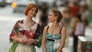 Vänner emellan. Carrie och Miranda (Cynthia Nixon) i förtroligt samtal. Cynthia Nixon som Miranda Hobbes och Sarah Jessica Parker som Carrie Bradshaw i tv-serien Sex and the city.