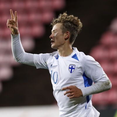 Naatan Skyttä jublar över sina två mål mot Österrike.