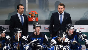 Tuomo Ruutu och Antti Pennanen i det finska båset. Tuomo Ruutu och Antti Pennanen i det finska båset.