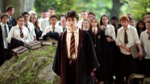 Harry Potter-filmerna börjar väl snart höra till gamla godingar och finns tillgängliga att hyra eller köpa på flera streamingtjänster. Daniel Radcliffe muiden oppilaiden ympäröimänä.