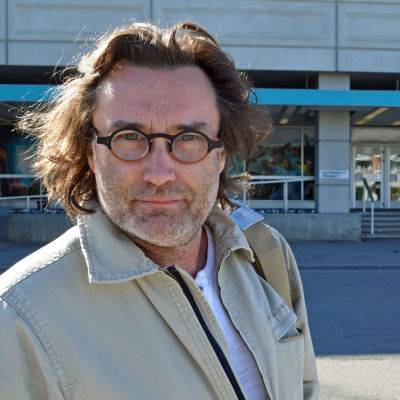 Erik Söderblom, ny chef för Esbo stadsteater, poserar framför Mediahuset.