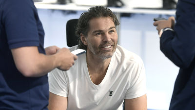 Jaromir Jagr svarar på journalisternas frågor.