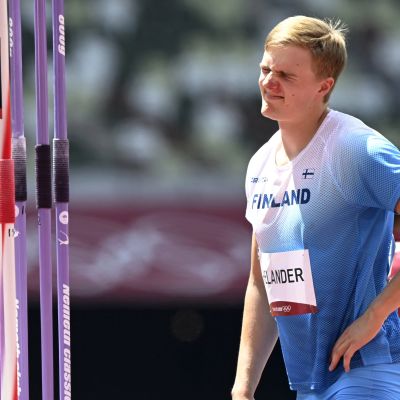 Oliver Helander grimaserar illa under spjutkvalet.