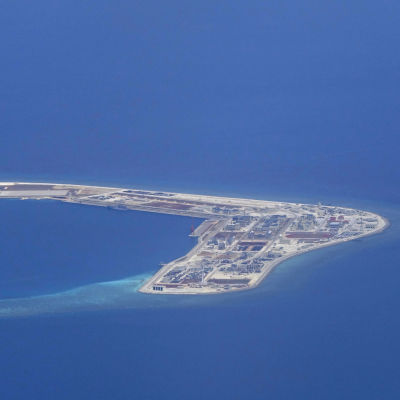 ett foto på en militärbas byggt på ett konstgjord ö