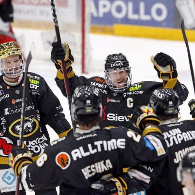 Kärppien kultakypärä Cody Kunyk (vas.), Shaun Heshka, Mika Pyörälä ja Jussi Jokinen juhlivat Jokisen 2-0-maalia