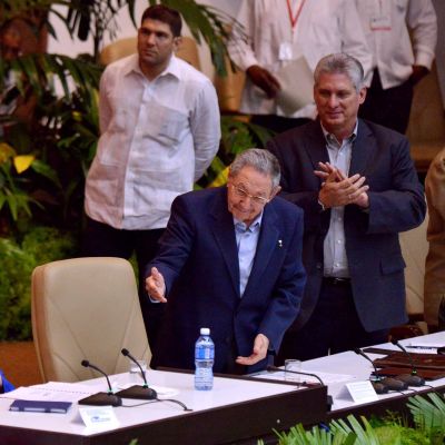 Vallankumousjohtaja Fidel Castro (2. vas.) sai suosionosoitukset Kuuban kommunistisen puolueen kongressissa Havannassa tiistaina. Presidentti Raul Castro valittiin jatkokaudelle puolueen johdossa.
