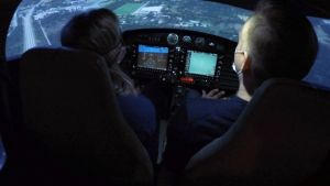 Klarar de att nödlanda ett flygplan som håller på att krascha? Sonja Kailassaari och Janne Grönroos provar en flygsimulatior i Efter Nio.