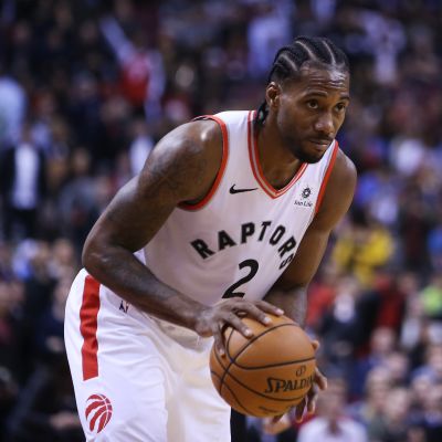 Kawhi Leonard pallo kädessä.