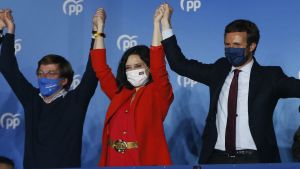 Isabel Díaz Ayuso sparade inte på orden i sin kritik mot landets styrande vänsterregering under nattens segertal. Partido Popular tog en jordskredsseger i Madrid