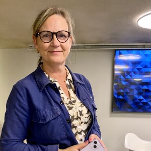 Eva Biaudet tittar mot kameran.