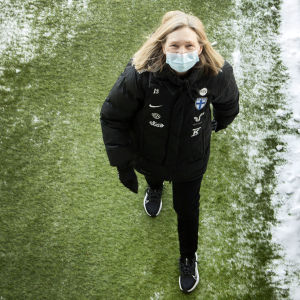 Anna Signeul vill inte testa alltför mycket nytt mot Cypern. Anna Signeul går på en snöig gräsmatta.